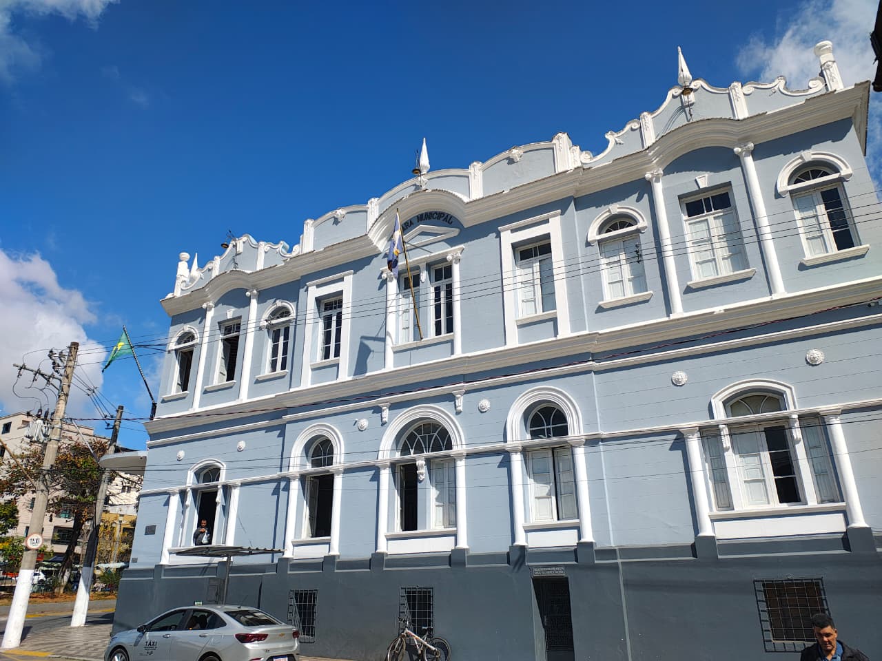 Prefeitura de Santos Dumont abre inscrições para contratação temporária de médicos com salário de até R$ 12 mil